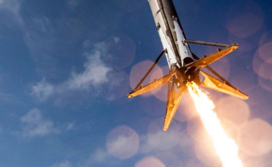 На живо опитът на ракетата на SpaceX да кацне върху морска платформа (стрийм)