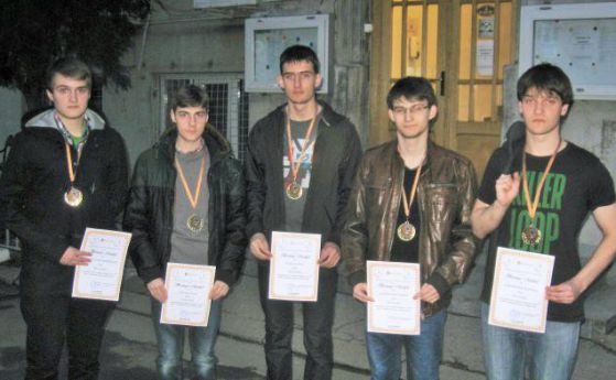 Българският отбор се върна от Румъния с 5 медала по физика