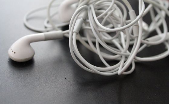 Как да съхраняваме слушалките си така, че да не се оплитат (видео)