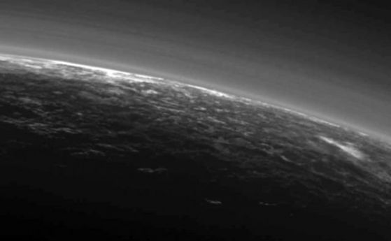 На Плутон - облаци и заснежени върхове. А дали не вали сняг?