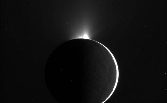 Космическият кораб Касини засне Енцелад на фона на Орион (видео)