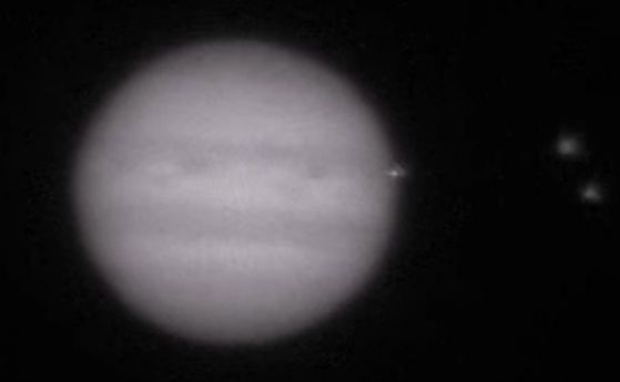 В Юпитер се разби голям неидентифициран обект (видео)