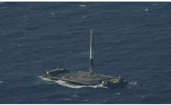За първи път SpaceX успешно приземи своя ракета на плаваща платформа (видео)