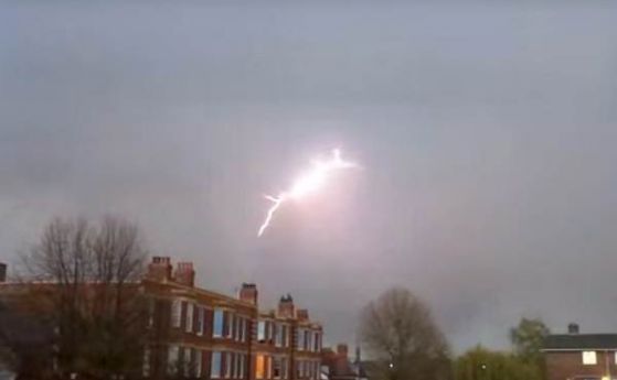 Видео: Мълния удря самолет по време на буря