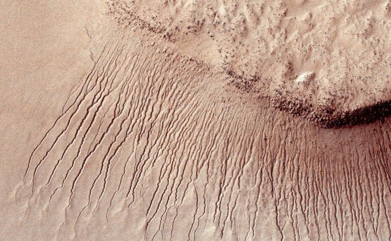По склоновете на Марс е текла кипяща вода (видео)