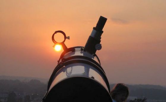 Какво ще се случи с окото ви, ако гледате през телескоп залеза на слънцето