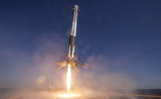 SpaceX забoде своята ракета на плаващата платформа (видео)