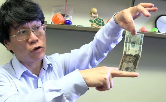 Научно обяснение защо е невъзможно да хванете падаща банкнота (видео)