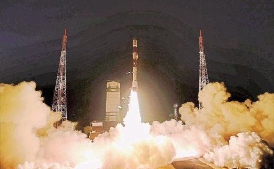 Индия стартира първия си космически кораб за многократна употреба (видео)