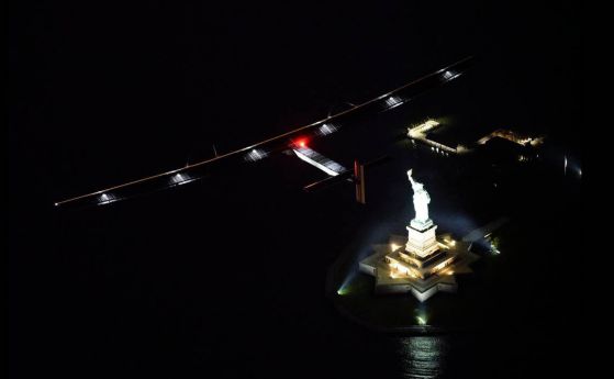 Самолетът на слънчева енергия прелетя над Статуята на свободата