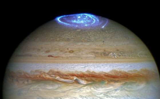 Хъбъл показа зрелищно полярно сияние на Юпитер (видео)