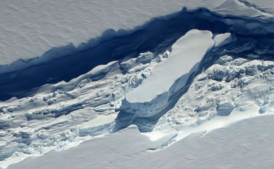 В Антарктида се откъсна най-големият айсберг в историята на наблюденията