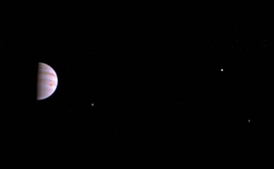 НАСА показа първата снимка на Юпитер от орбиталния апарат Juno