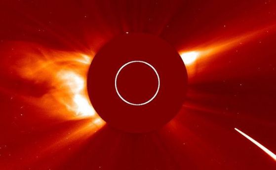 Видео: Комета се сблъсква със Слънцето с 2 милиона км/час