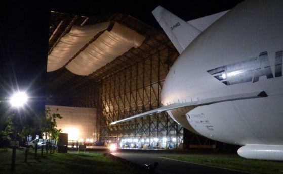 Най-големият въздухоплавателен съд напусна хангара (видео)