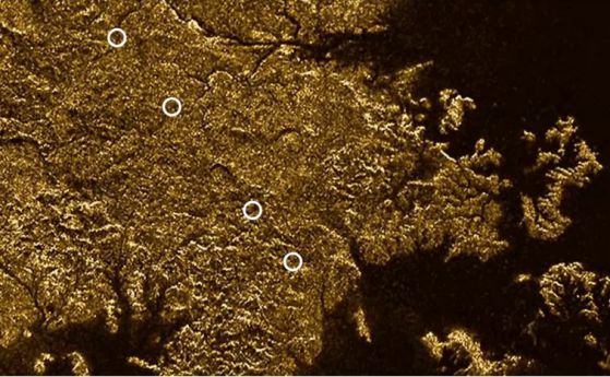 "Касини" открива наводнени каньони на луната на Сатурн Титан