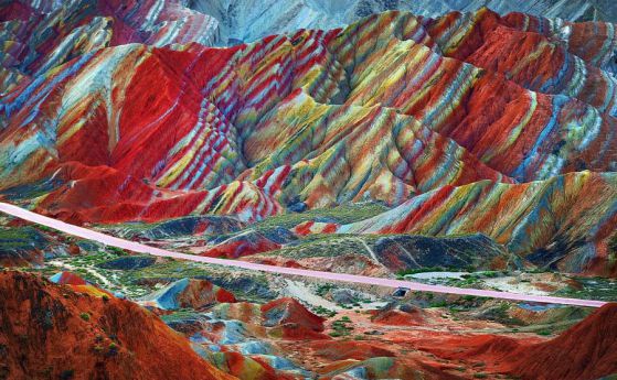 Планините със цветовете на дъгата (галерия)