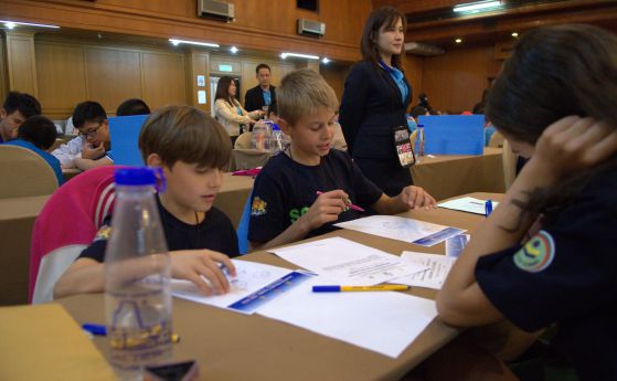 Български ученици взеха голямата награда в състезание по математика в Тайланд (видео)