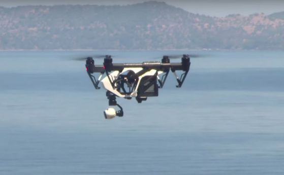 Пилот на дронове тества "Дрон за бежанци" (видео) 