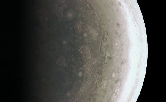 Сондата Juno изпрати първи снимки на Юпитер