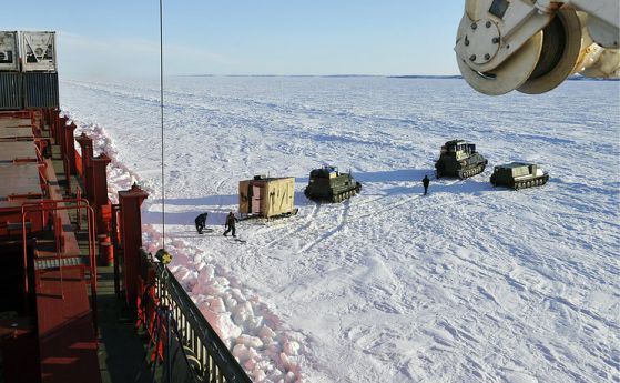 Обсадените от полярни мечки руски учени са спасени