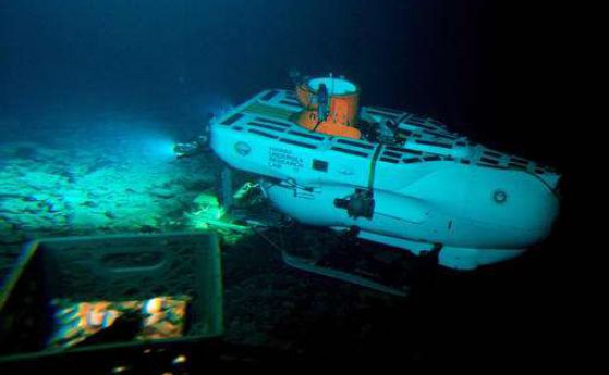 Подводница изследва мистериозния живот в дълбоководен вулкан