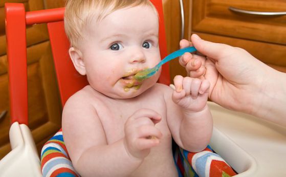 Лекари: По-ранният прием на обща храна на бебетата предотвратява хранителните алергии