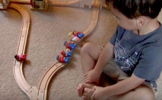 Двегодишно дете решава със замах етичен проблем (видео)
