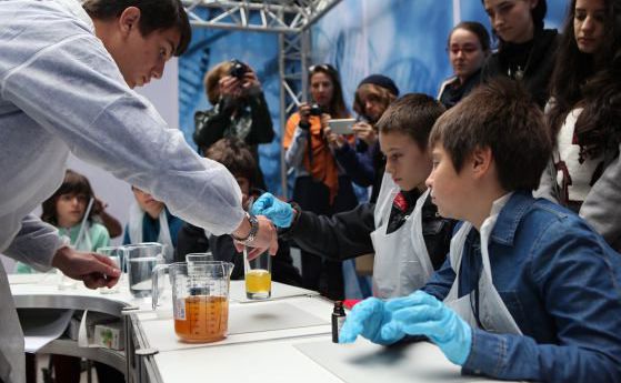 Детска лаборатория за забавна химия и биология в София през октомври