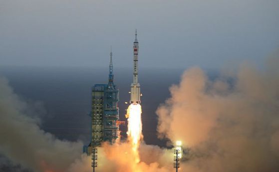 Китай стартира пилотиран космически кораб (видео)