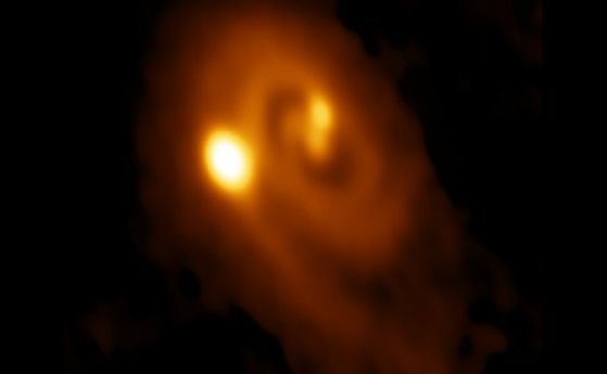 Тризначки новородени звезди са наблюдавани във формираща се система