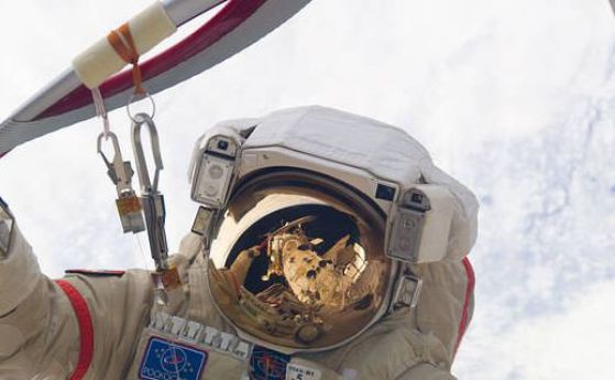 16 години Международна космическа станция с 16 невероятни гифа