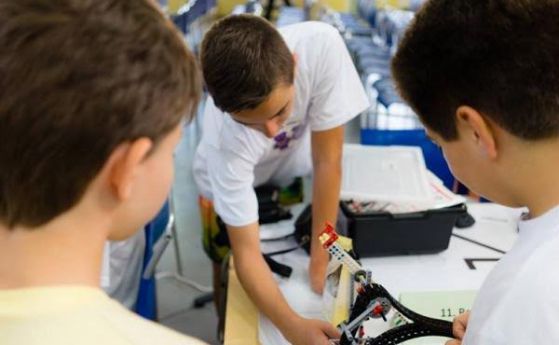 Учители създават отбори по роботика в 17 български училища