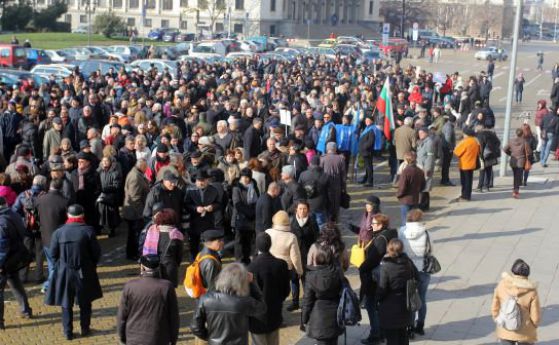 Учени от БАН протестират в София с искане за повече пари за наука