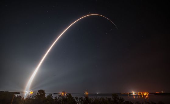 Красив нощен старт на ракетата, която изведе най-мощния метеоспътник (видео)