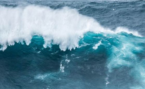 Най-високото вълнение в света е регистрирано в Северния Атлантик (видео)