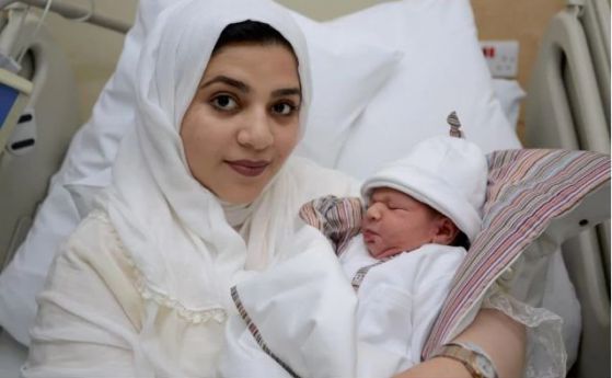 Жена роди бебе благодарение на замразен в детството й яйчник