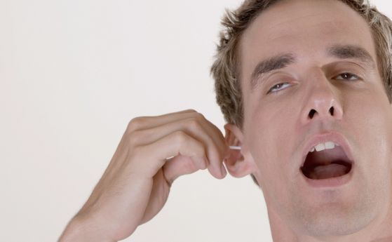 Лекари: Не си чистете ушите с клечки