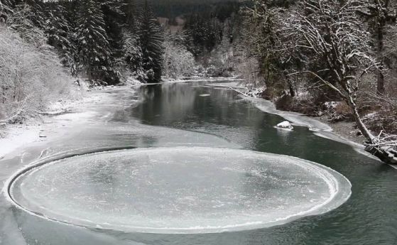 Уникално видео: Идеален леден кръг в река