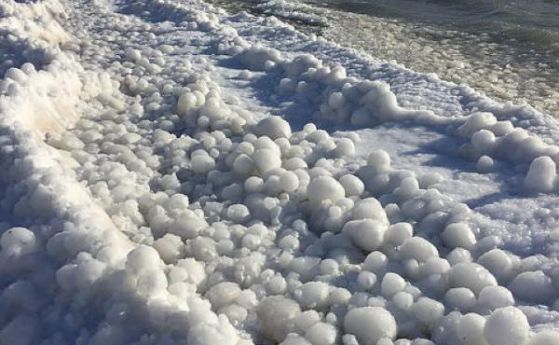 Големите езера се покриха с хиляди ледени топки (видео)