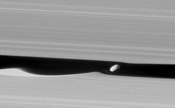 Един поглед на Дафна между пръстените на Сатурн