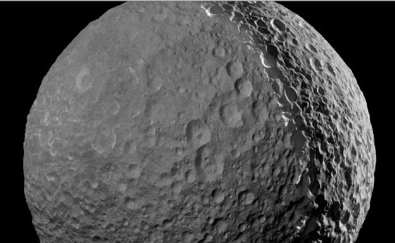 Касини изпрати най-подробната снимка на Мимас, спътника на Сатурн