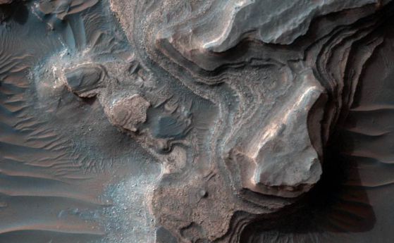 НАСА пусна нови детайлни снимки от Марс на пресъхнала долина