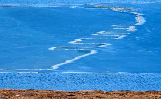 Загадъчен зигзаг се появи върху замръзнало езеро в Исландия (снимки)