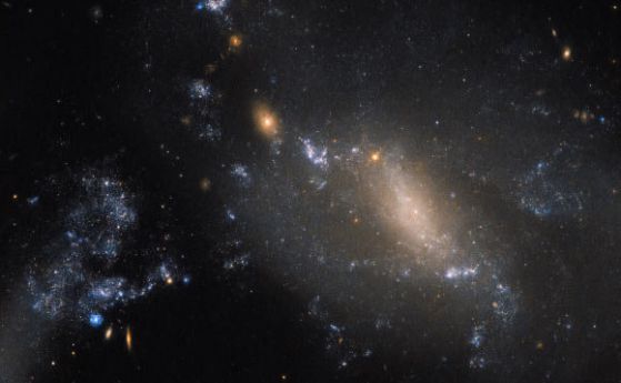 Хъбъл показа сливане на две галактики