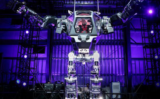 Шефът на Amazon пилотира гигантски робот тип Аватар (видео)