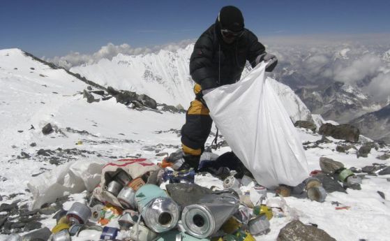 Чистят Еверест от тонове боклуци (снимки)