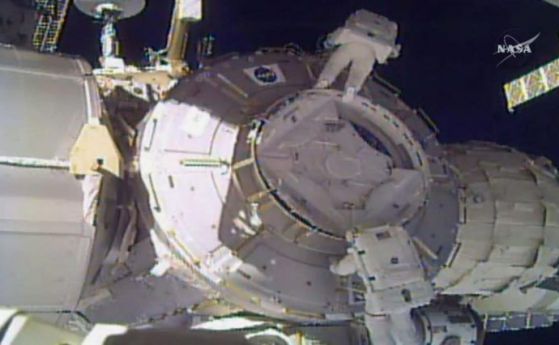 По време на космическа разходка астронавтите загубиха щит на МКС (видео)