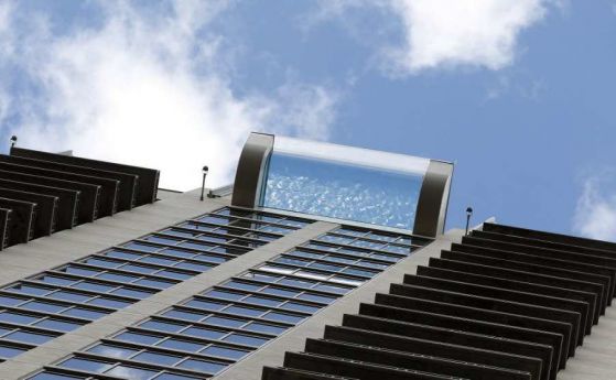 Архитектура: Прозрачен басейн, под който са 150 метра празно пространство (видео)