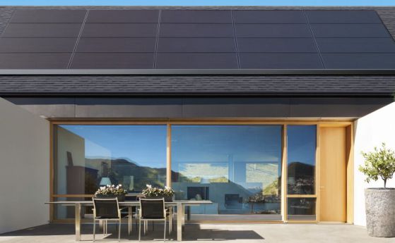 Tesla разработи тънки слънчеви панели, които се сливат с покрива
